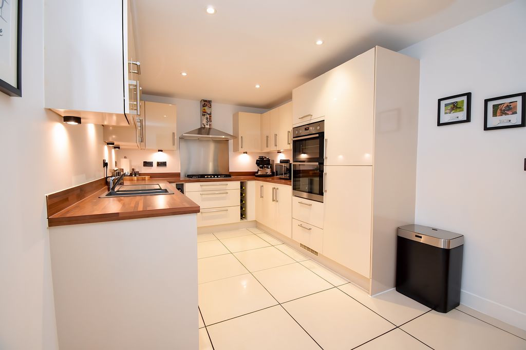 Kitchen / Breakfast Room- click for photo gallery